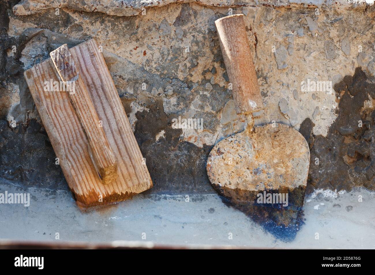 Werkzeuge des Baumeisters oder Maurers: Messkelle und Fugen Stockfoto
