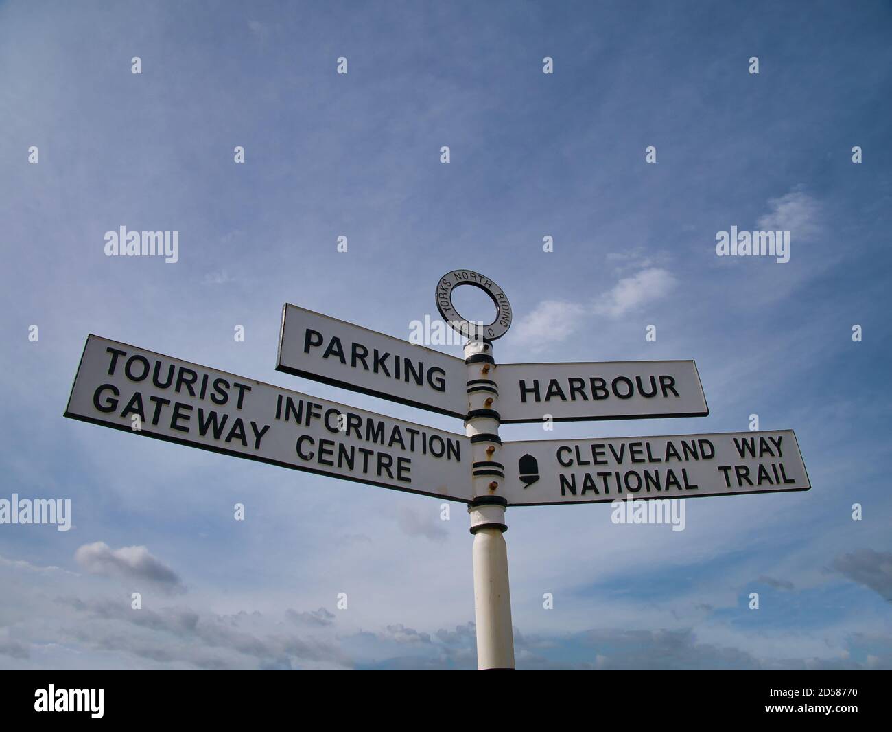 Ein altes North Riding County Council Zeichen in Staithes, Yorkshire, UK Stockfoto