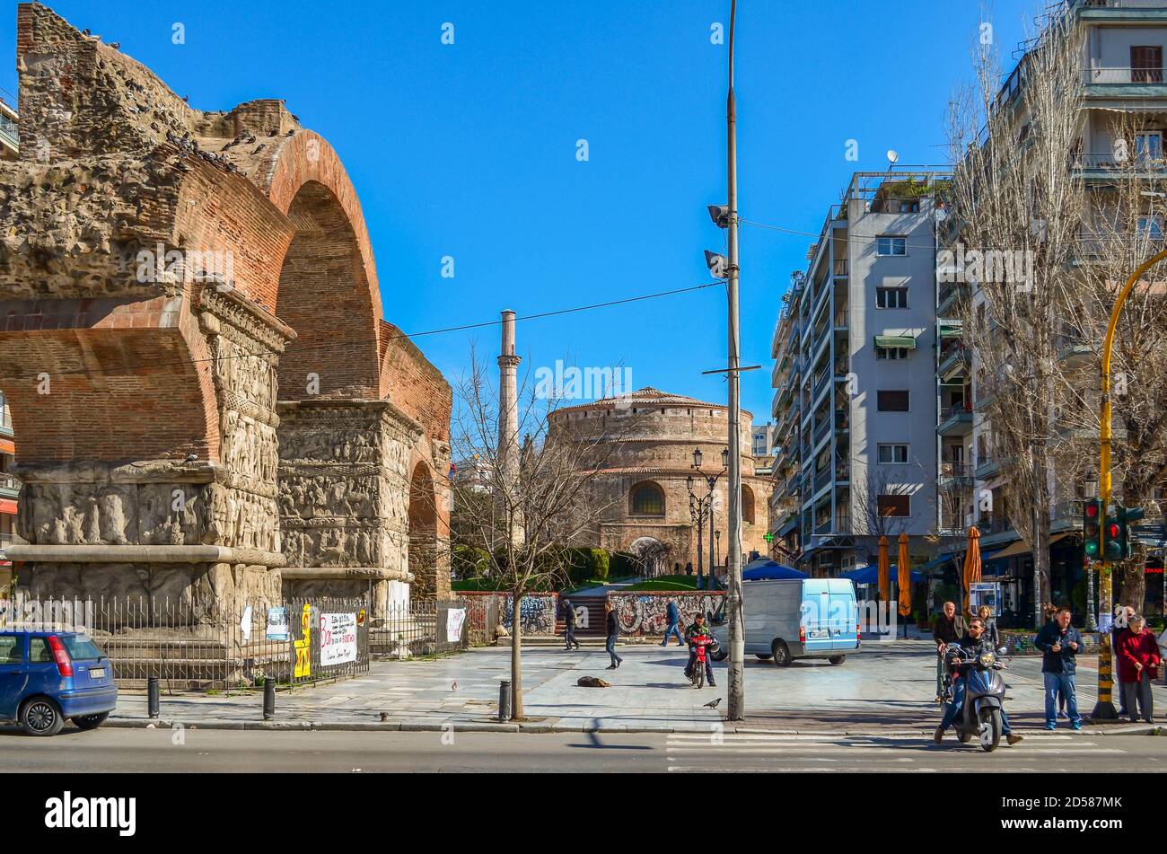 Thessaloniki Griechenland, Alter Römischer Bogen von Gallerius und Rotonda im Zentrum von Thessaloniki. Zwei der wichtigsten Denkmäler der Stadt Stockfoto