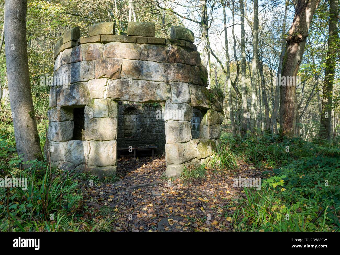 Der Rustikale Tempel am Hackfall in North Yorkshire eine Torheit Gebaut als Teil des Waldgartens Stockfoto