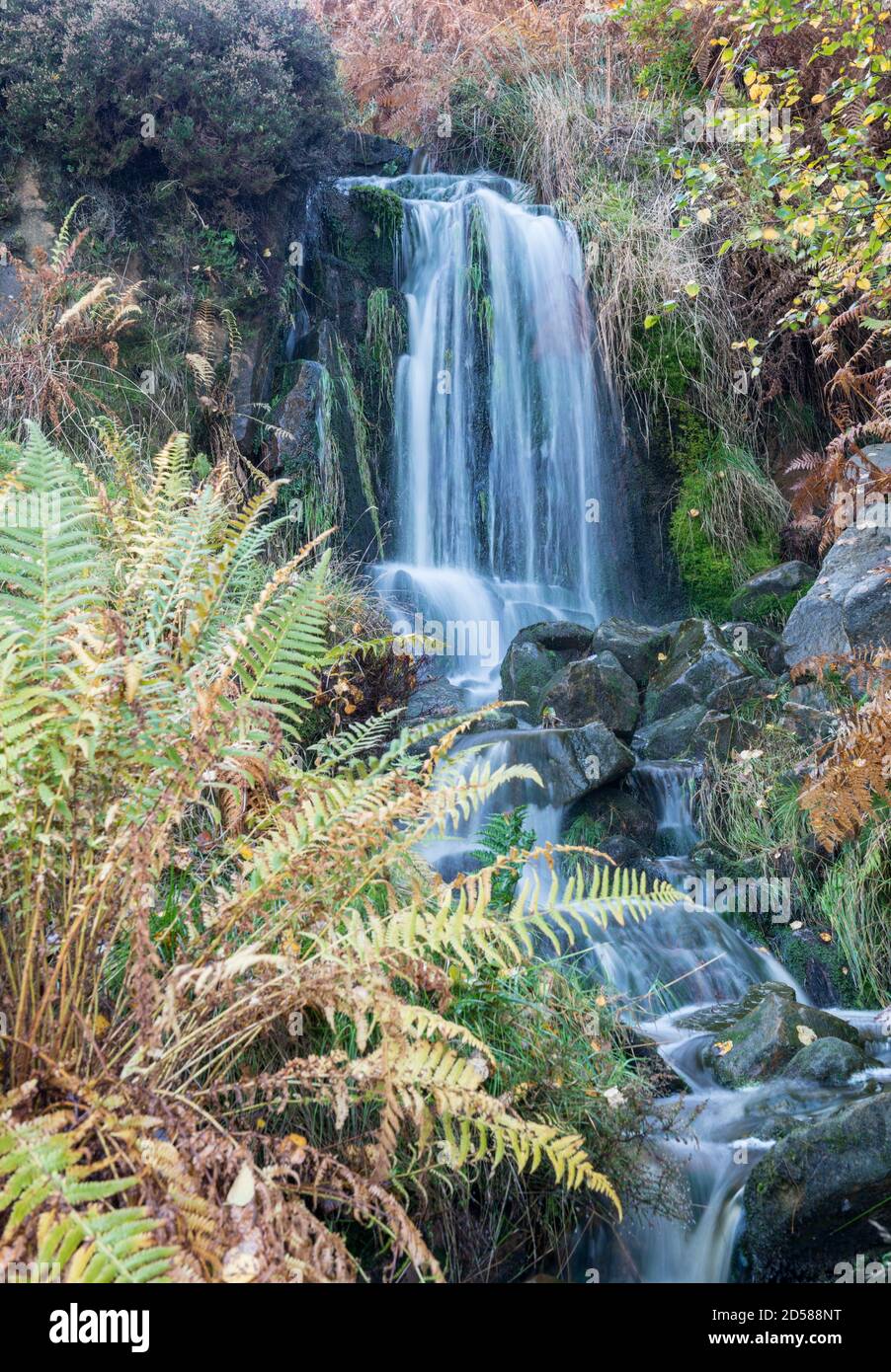 Kleiner Wasserfall bei Black Beck am Rande von Ilkley Moor in West Yorkshire Stockfoto