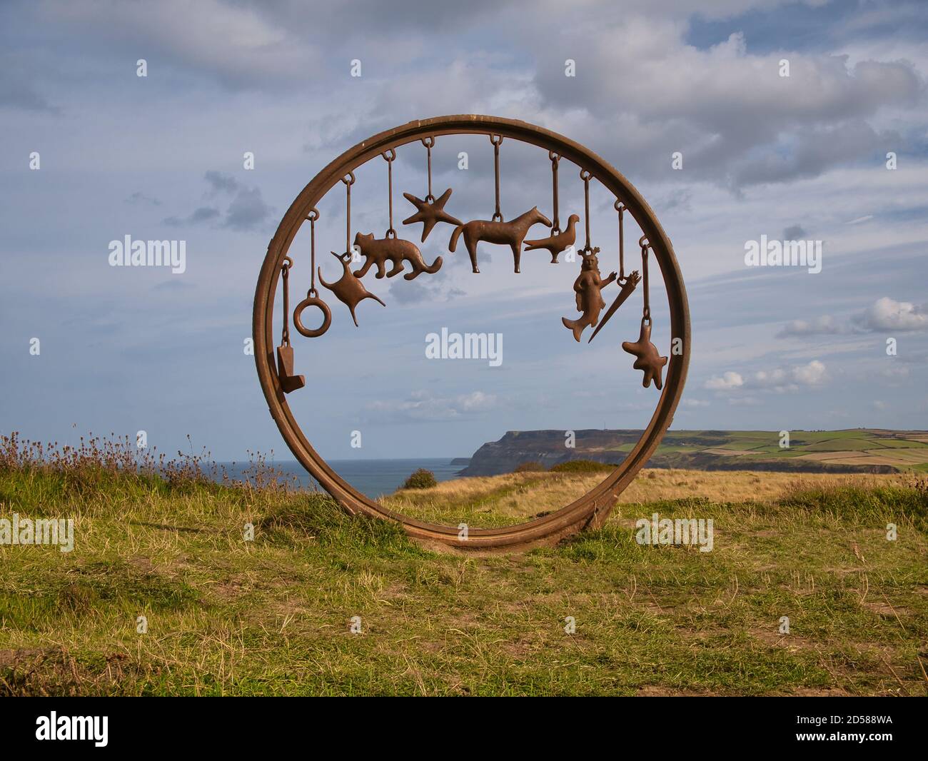 Auf dem Cleveland Way Küstenweg in der Nähe von Saltburn, der Huntcliff Circle (auch bekannt als das Charm Bracelet) - öffentliche Kunst von Richard Farrington Stockfoto