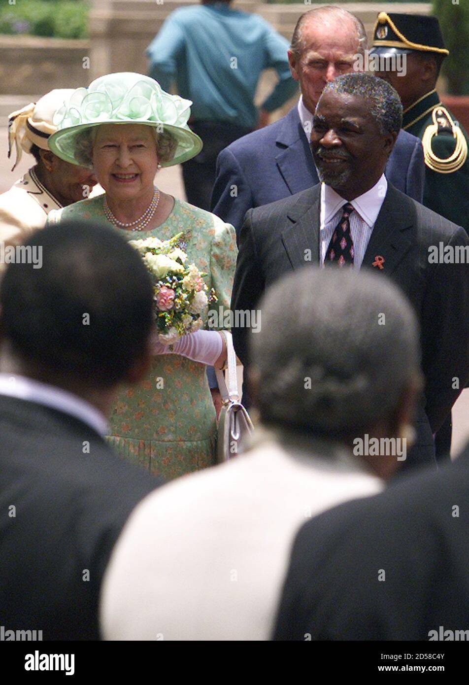 Der südafrikanische Präsident Thabo Mbeki begrüßt die britische Königin Elizabeth zu Beginn ihres Staatsbesuchs am 10. November in Südafrika. Es wird erwartet, dass Königin Elizabeth Großbritanniens Bedauern über den Anglo-Boer-Krieg zum Ausdruck bringt, in dem sie den Transvaal und den Orange Free State von den Boer-Siedlern eroberte. Hinter dem Monarchen und Präsidenten Mbeki steht ihr Ehemann Prinz Philip (R) und die südafrikanische First Lady Zanele Mbeki. JN/FMS Stockfoto