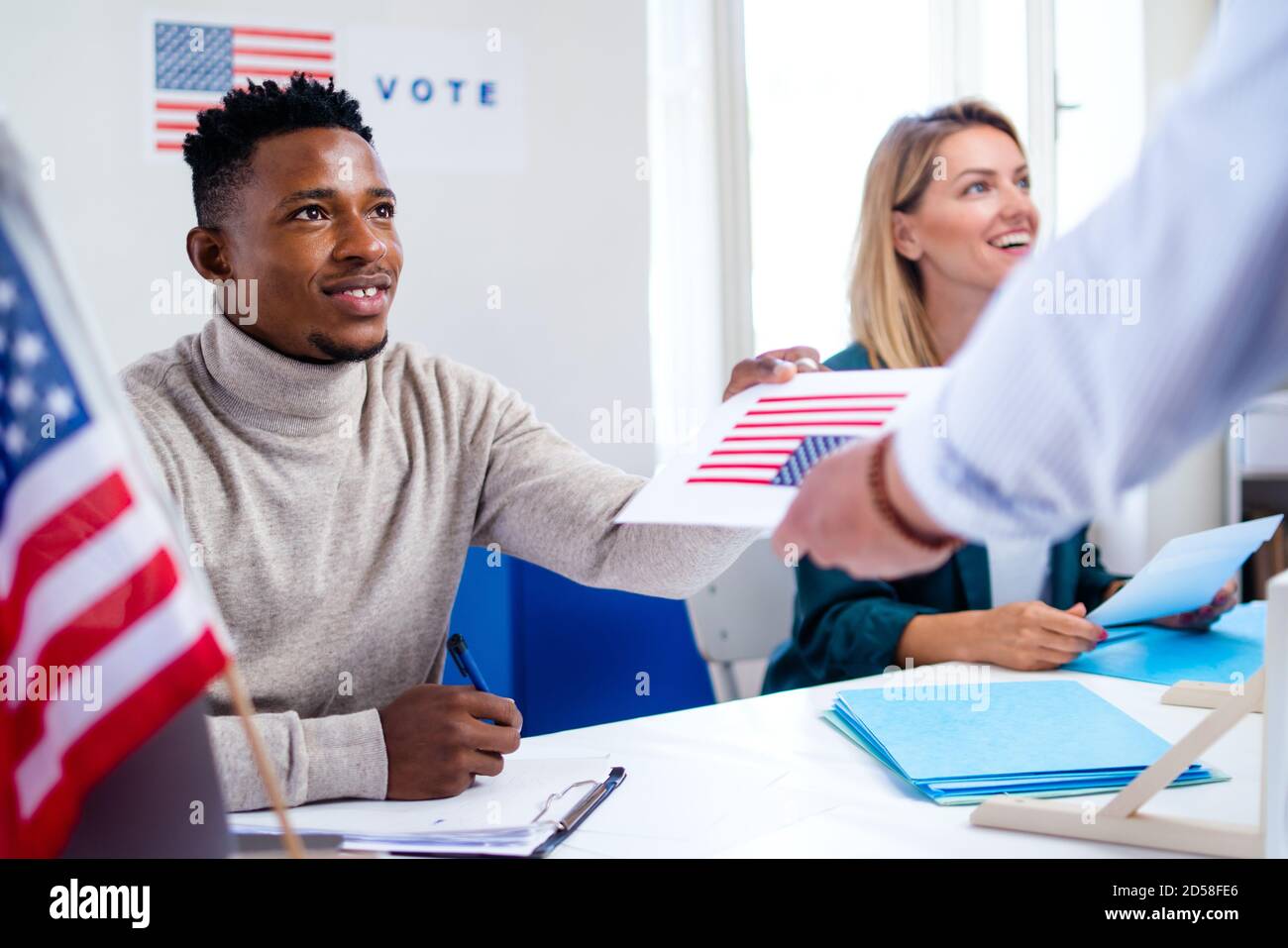 Wahlberechtigte in Wahllokalen, us-Wahlen und Coronavirus. Stockfoto