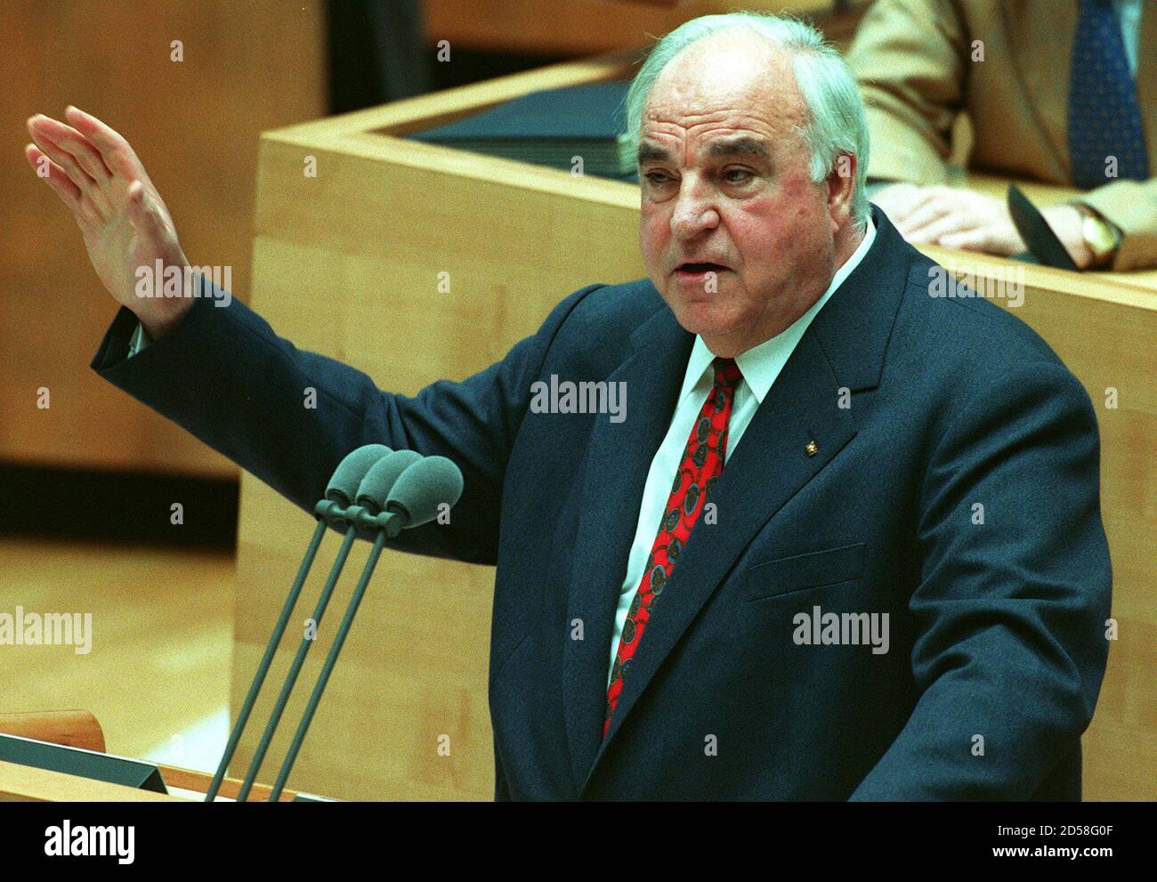 german-chancellor-helmut-kohl-gestures-fotos-und-bildmaterial-in