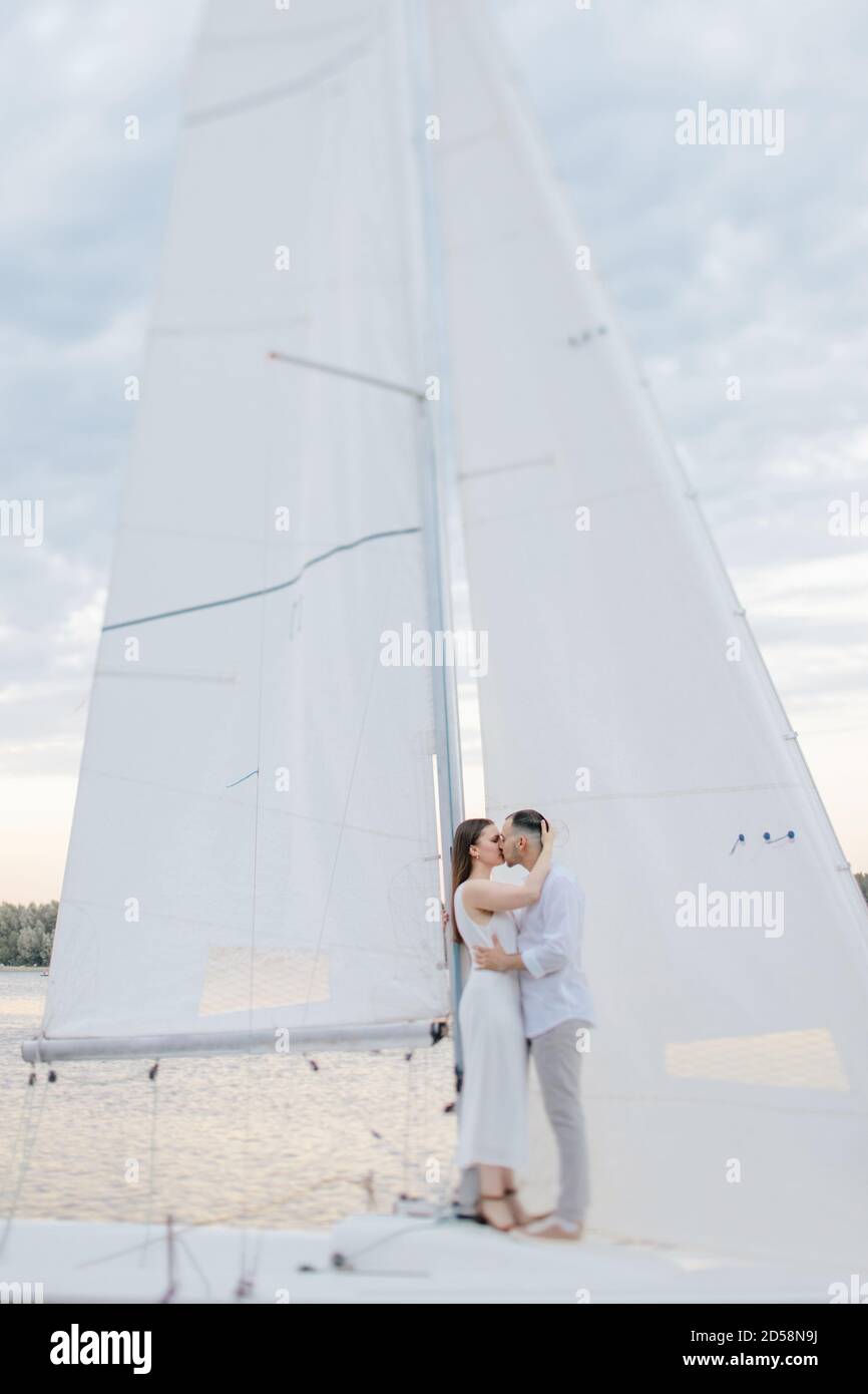 Pärchen auf einer Yacht küssen, Russland Stockfoto