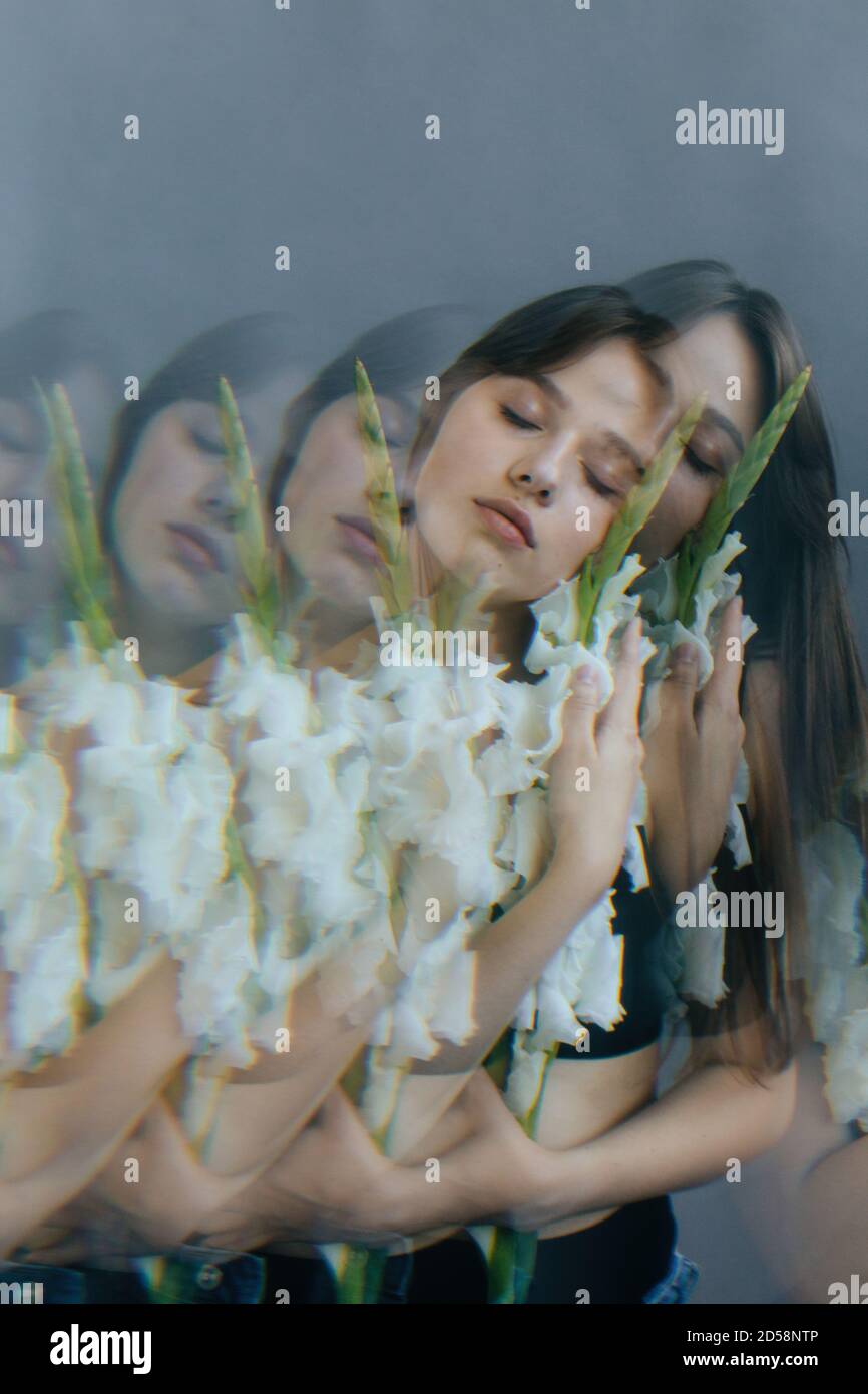 Multi-Belichtung Porträt einer Frau mit Gladioli Blumen Stockfoto