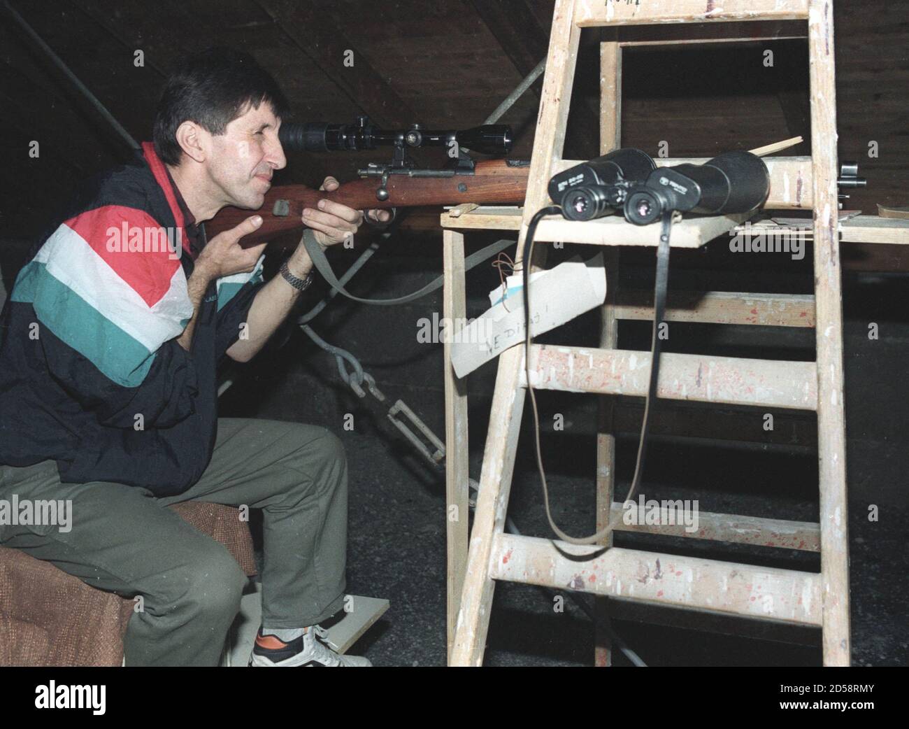 Bosnische Soldat verdankt seine Position mit Blick auf eines der serbisch  kontrollierten Gebiete von Sarajevo am 11. September 1992 Ziel durch das  Teleskop sein Gewehr. REUTERS/Corinne Dufka Stockfotografie - Alamy