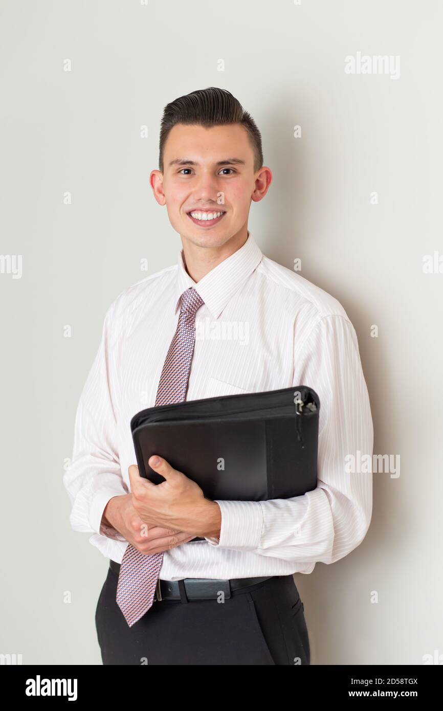 Porträt eines lächelnden Geschäftsmannes mit einer Ledermappe Stockfoto