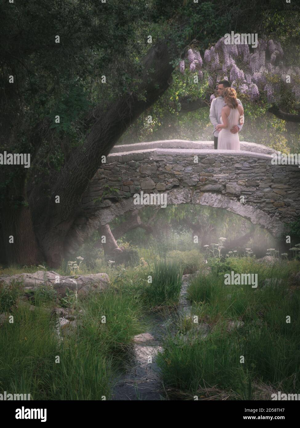 Pärchen auf einer Brücke umarmt, USA Stockfoto