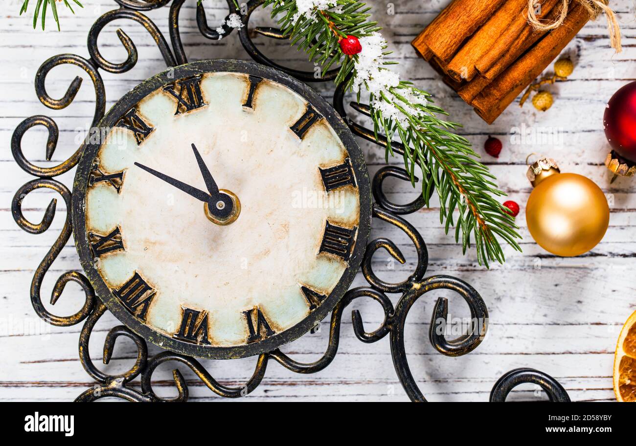 Weihnachtsschmuck neben einer Uhr, die auf Neu zählt Jahr Stockfoto