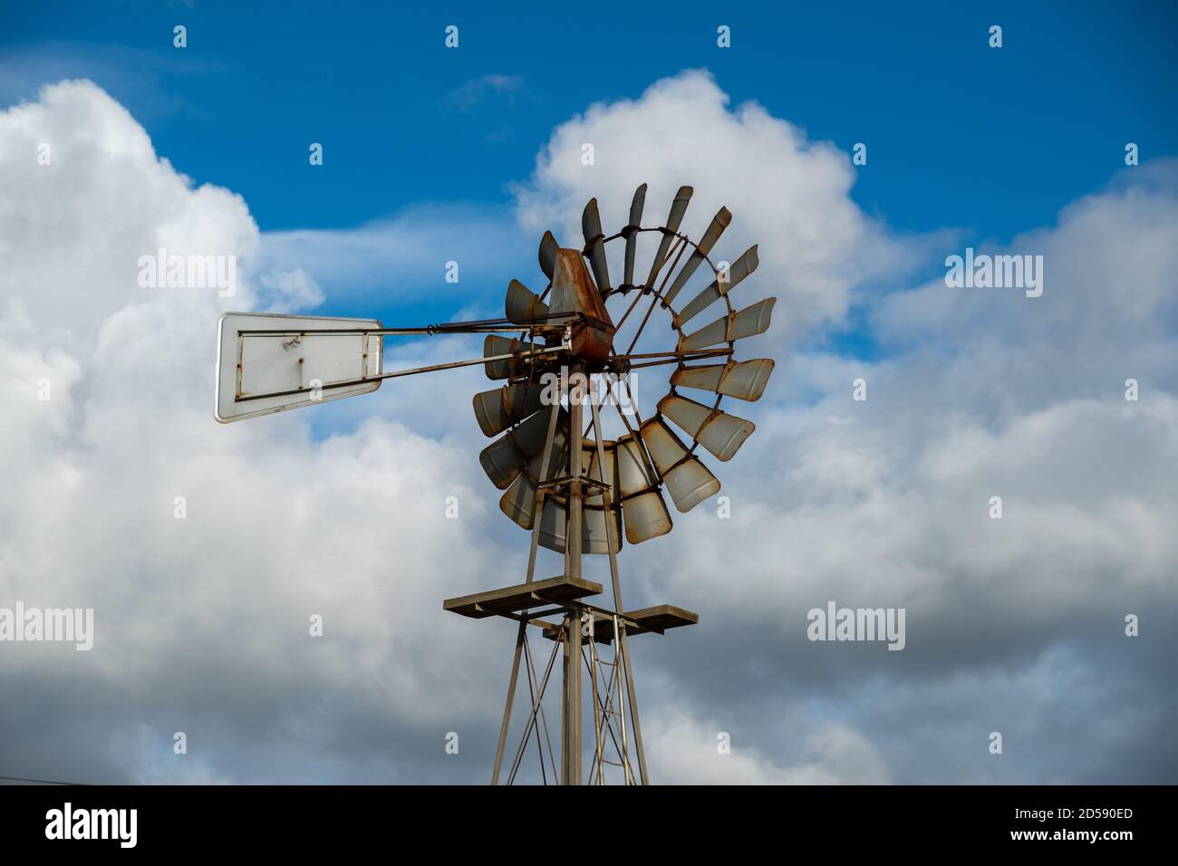 Nahaufnahme einer Windmühle im amerikanischen Stil, Westkap, Südafrika Stockfoto