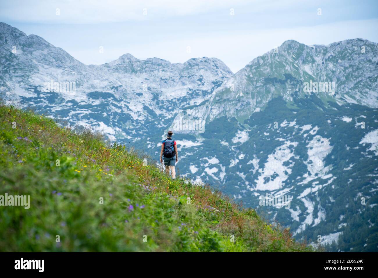 Rückansicht einer Frau beim Wandern in den österreichischen Alpen, Loser Bergregion, Ausseerland, Österreich Stockfoto