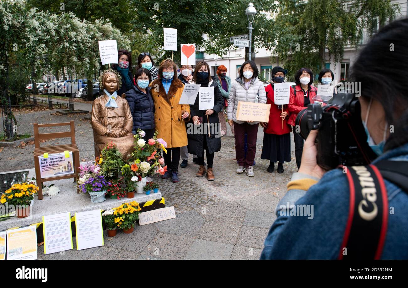 13. Oktober 2020, Berlin: Vertreter des Koreanischen Vereins protestieren gegen die Entfernung der Friedensstatue in Moabit. Ende September 2020 hatte der Deutsche Korea-Verband die Friedensstatue enthüllt. Die Friedensstatue erinnert nach Angaben des Vereins an die mehr als 200,000 Mädchen und Frauen aus 14 Ländern, die während des Asien-Pazifik-Krieges (1931-1945) im gesamten asiatisch-pazifischen Raum als sogenannte "Trostfrauen" vom japanischen Militär sexuell versklavt wurden. Die Friedensstatue in soll nun auf Anordnung der Bezirksbehörden wieder entfernt werden. Foto: Bernd von Jutrczenka Stockfoto