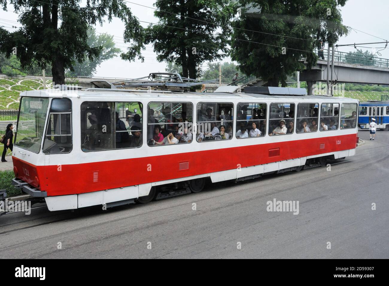 09.08.2012, Pjöngjang, Nordkorea, Asien - Pendler in einer überfüllten Straßenbahn im Zentrum der nordkoreanischen Hauptstadt. Stockfoto