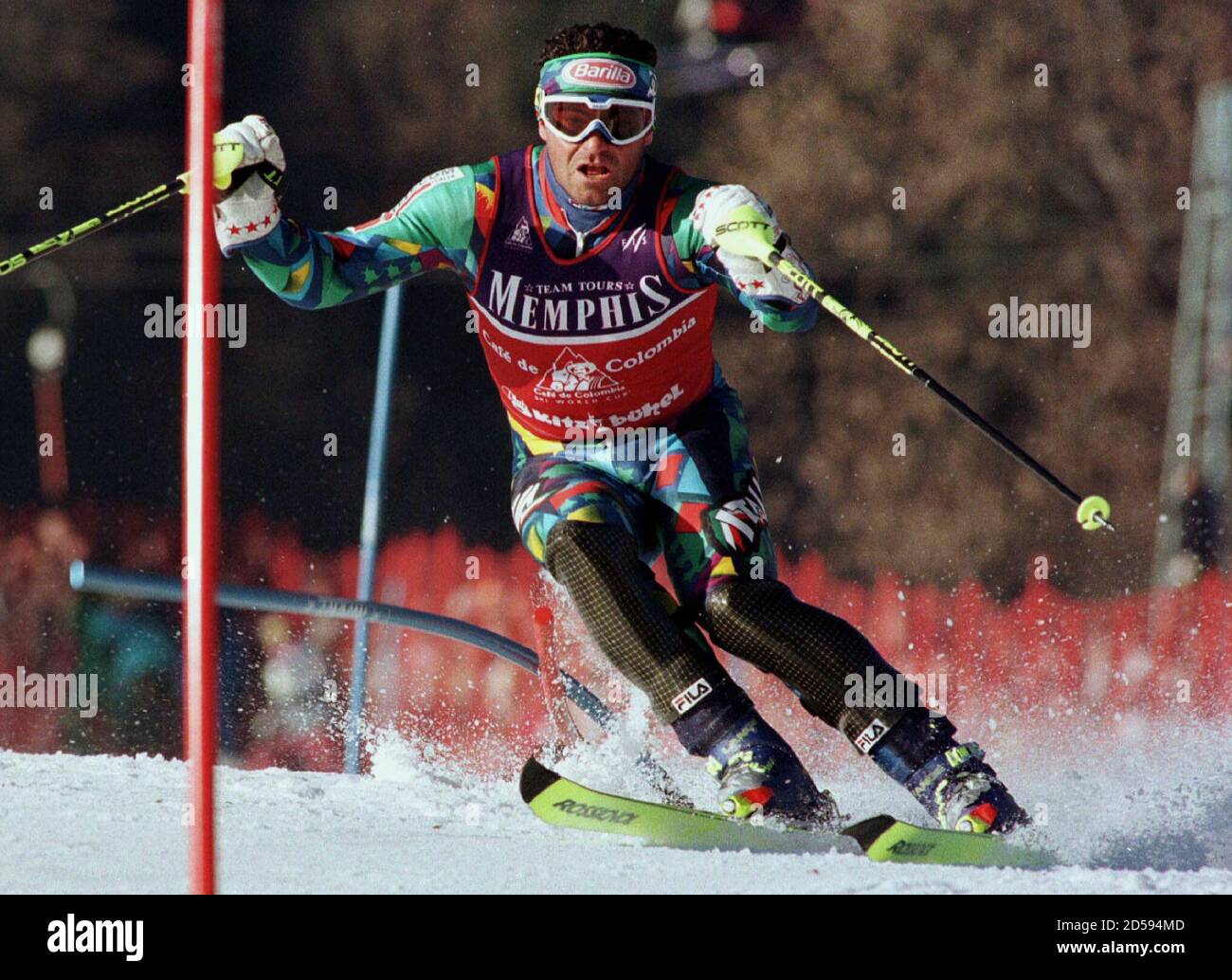 Italiens Alberto Tomba macht seinen Weg durch die Pole, die zweitbesten  Zeit in der Herren-Weltcup-Slalom in Kitzbühels Ganslernhang Januar 14 Uhr  Stockfotografie - Alamy