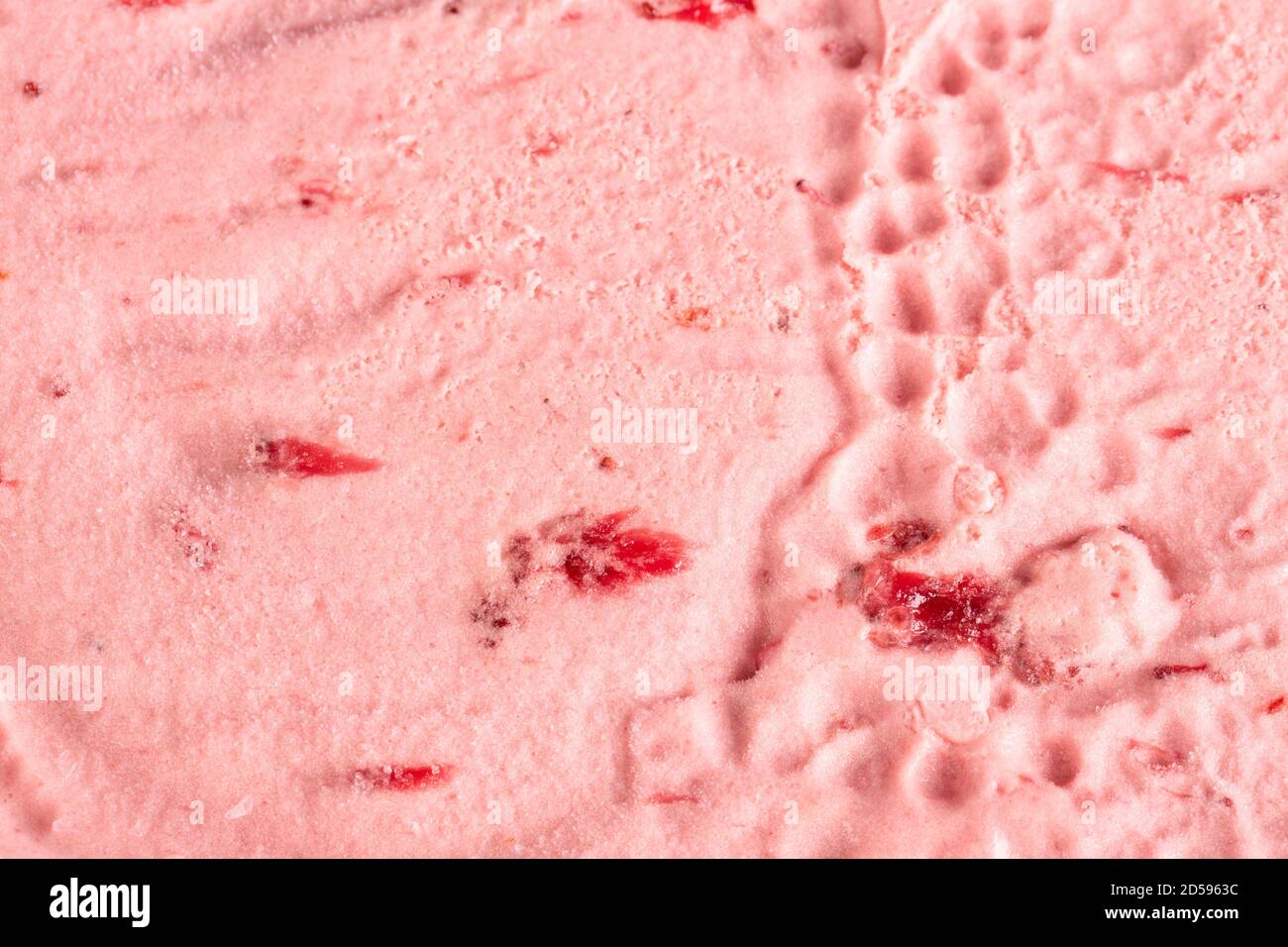 Abstrakte Nahaufnahme von Erdbeereis, nützlich als Textur oder Hintergrund. Stockfoto