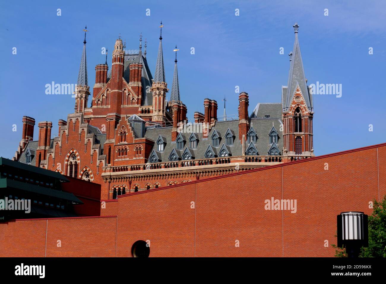 Dächer und Türme des internationalen Bahnhofs St. Pancras von der British Library, Euston Road, Camden, London, Großbritannien Stockfoto