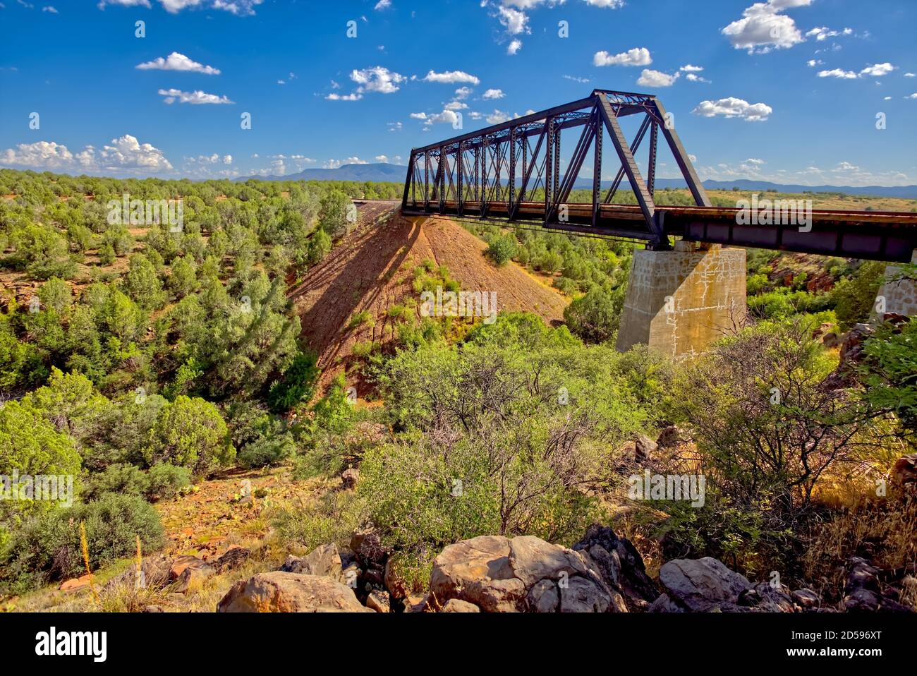 Railway Trestle Bridge über Bear Canyon mit Mingus Berg in der Ferne, Perkinsville, Arizona, USA Stockfoto