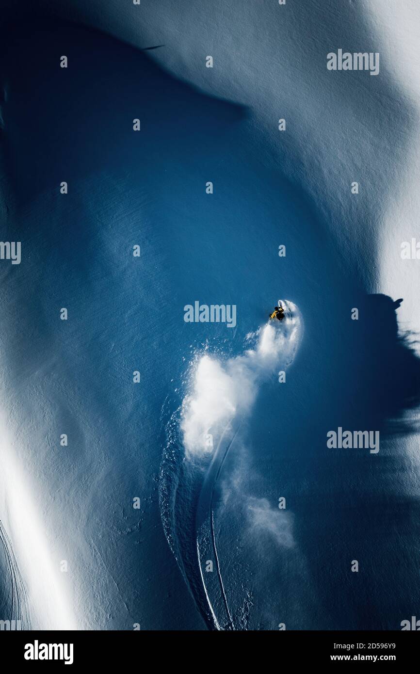 Luftaufnahme eines Skifahrers Backcountry Powder Skiing in den Kootenays, British Columbia, Kanada Stockfoto