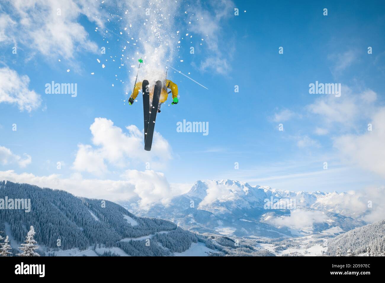 Freeride-Skifahrer Mid air, Werfenweng, St. Johann im Pongau, Salzburg, Österreich Stockfoto
