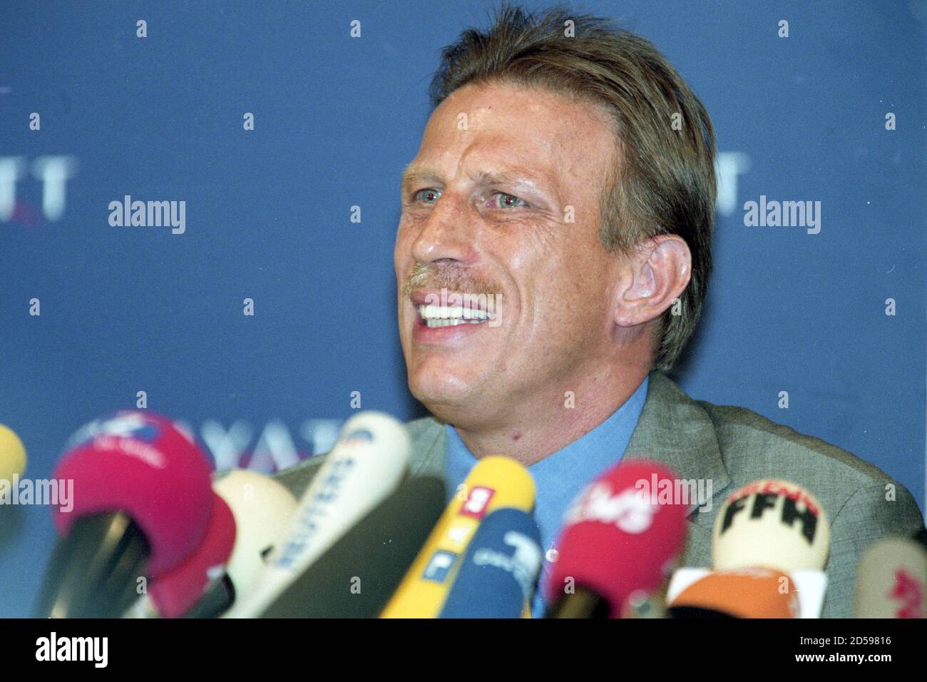 firo 12.1.2001 Fuvuball: Archiv-Pressekonferenz Christoph Daum im Hyattt kV? ln Portrait nachdenklich Daum gesteht Drogenkonsum Presse Christoph Daum Pressekonferenz im kV? Lner Hyatt Hotel zur Kokain-Affv§re Nutzung weltweit Stockfoto