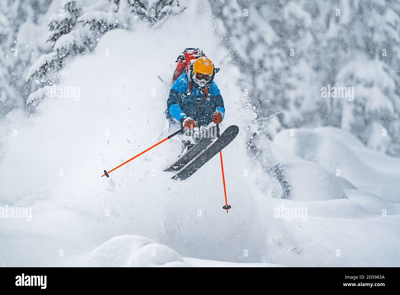 Freeride-Skifahrer bedeckt mit Schnee, Werfenweng, St. Johann im Pongau, Salzburg, Österreich Stockfoto
