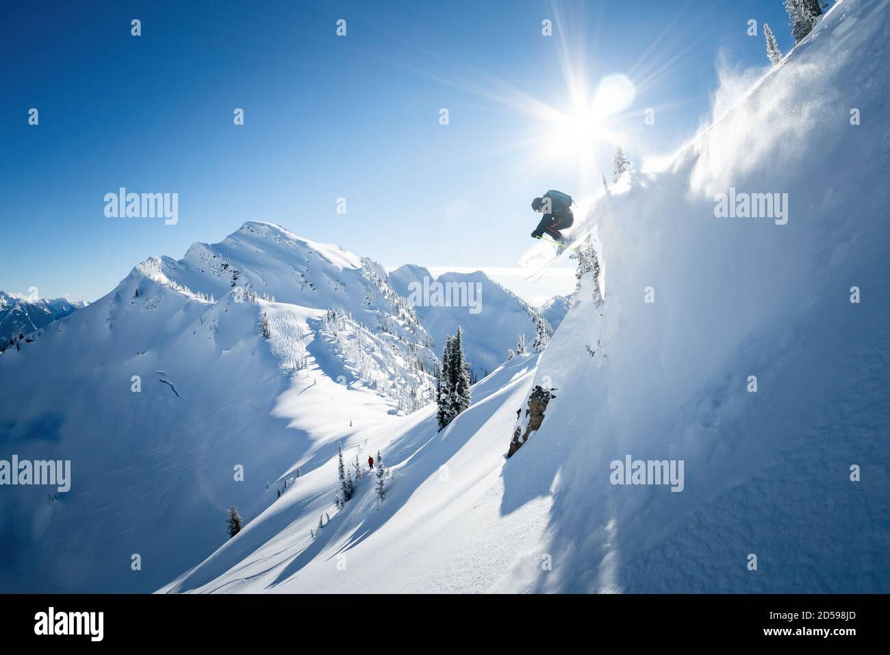 Skispringen in der Luft während Backcountry Heli Skifahren in den Kootenays, British Columbia, Kanada Stockfoto