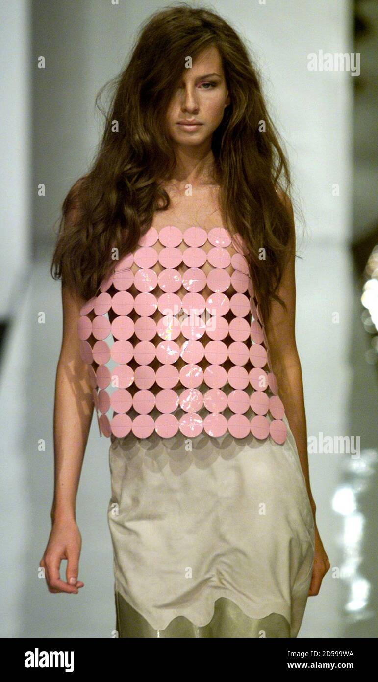 Ein Modell zeigt ein rosafarbenes Oberteil und einen cremefarbenen Rock des  britischen Designers Anthony Symonds während des vorletzten Tages der  London Fashion Week September 23. Die Woche zieht berühmte Modedesigner aus  der