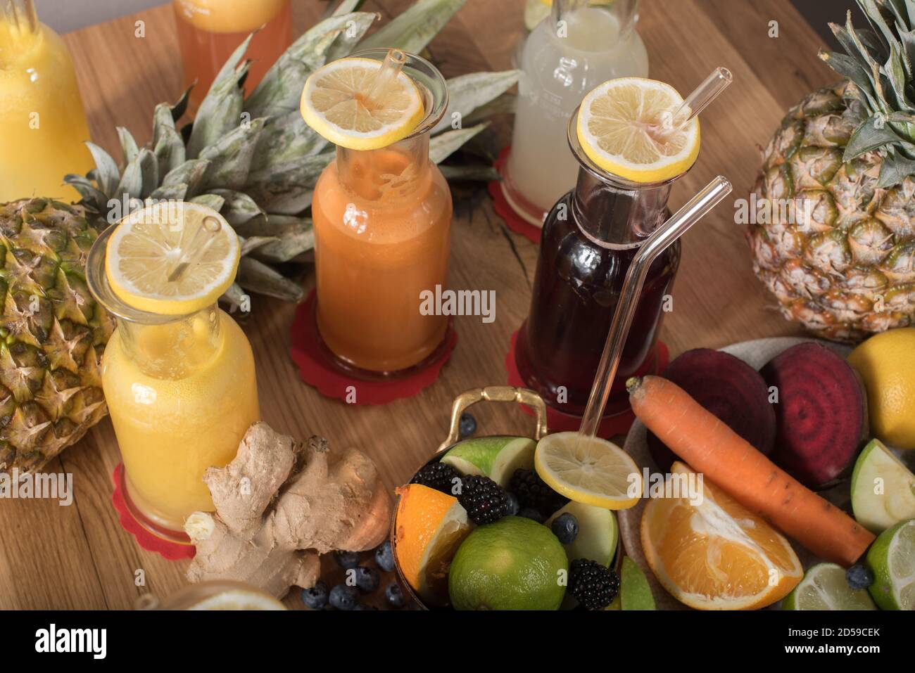 Frisches Obst und Gemüse mit frisch gepressten Säften Stockfoto