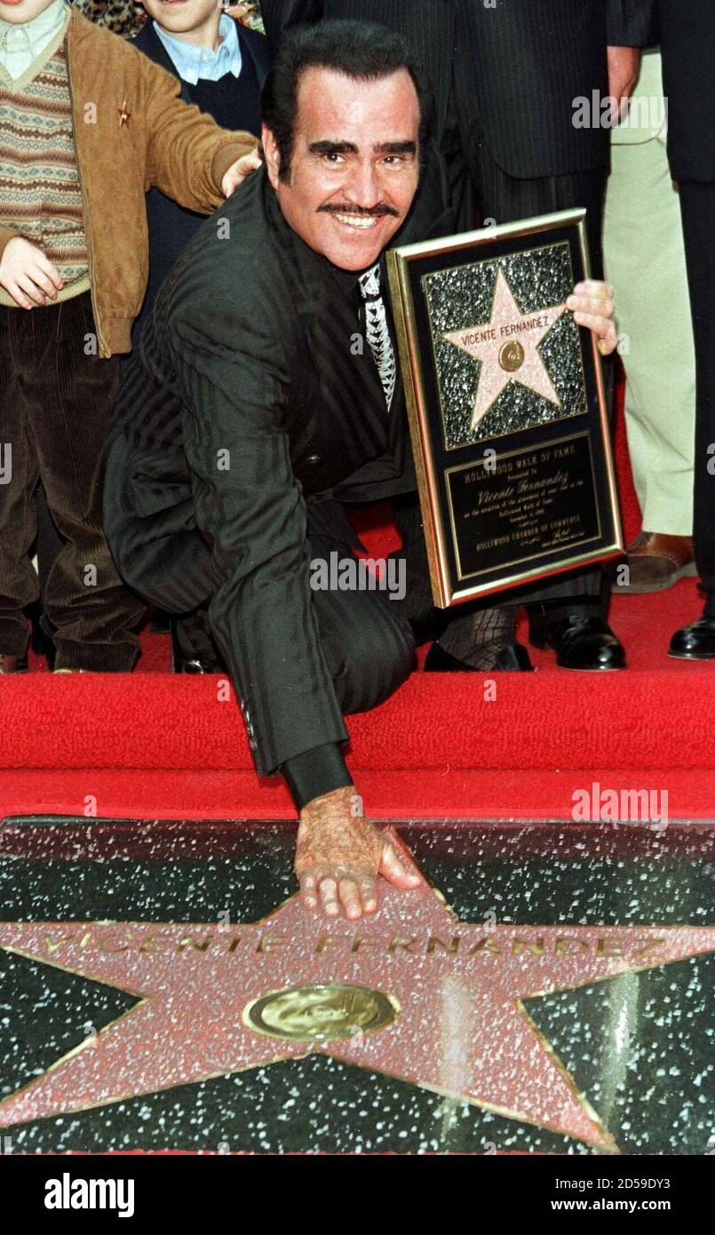 Der Mexikanische Mariachi Sanger Vicente Fernandez Posiert Mit Seiner Frau Cuquita Auf Seinem Star Auf Dem Hollywood Walk Of Fame Wahrend Der Feierlichkeiten Zu Ehren Von Ihm Am 11 November Fernandez Ist International