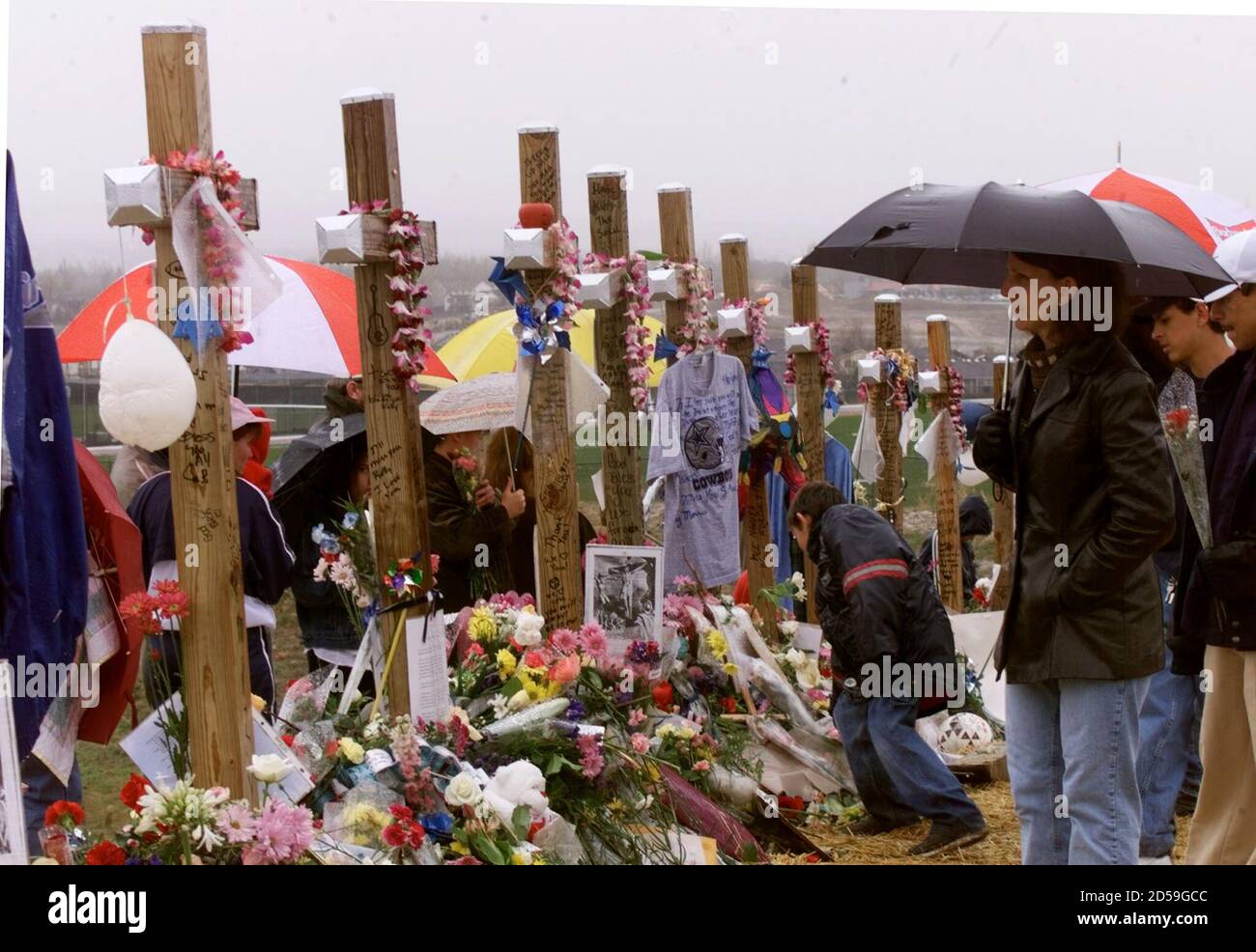 Trotz Des Kalten Stromenden Regens Besuchen Besucher Am 30 April Die Gedenkstatten In Der Nahe Der Columbine High School Mit 15 Holzernen Kreuzen Die Kreuze Wurden Fruher In Der Woche Errichtet Und