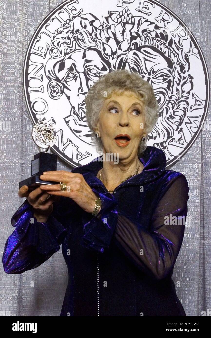 Schauspielerin Uta Hagen zeigt ihren Tony im Presseraum bei den Tony