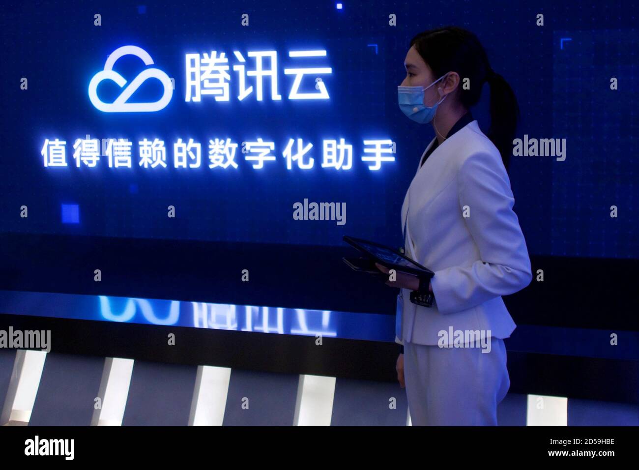 Ein Mitarbeiter stellt den Tencent Cloud-Service während einer von der Regierung organisierten Medienreise zum Tencent-Hauptquartier in Shenzhen, Provinz Guangdong, China, vor 27. September 2020. Bild aufgenommen am 27. September 2020. REUTERS/David Kirton Stockfoto