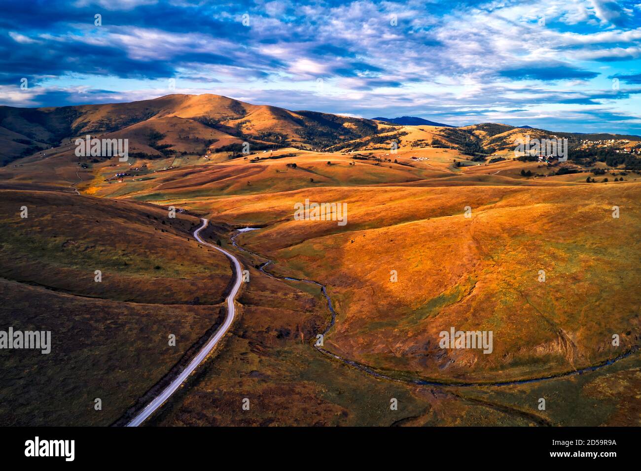 Luftaufnahme der schönen Region Zlatibor Landschaft mit Asphaltstraße