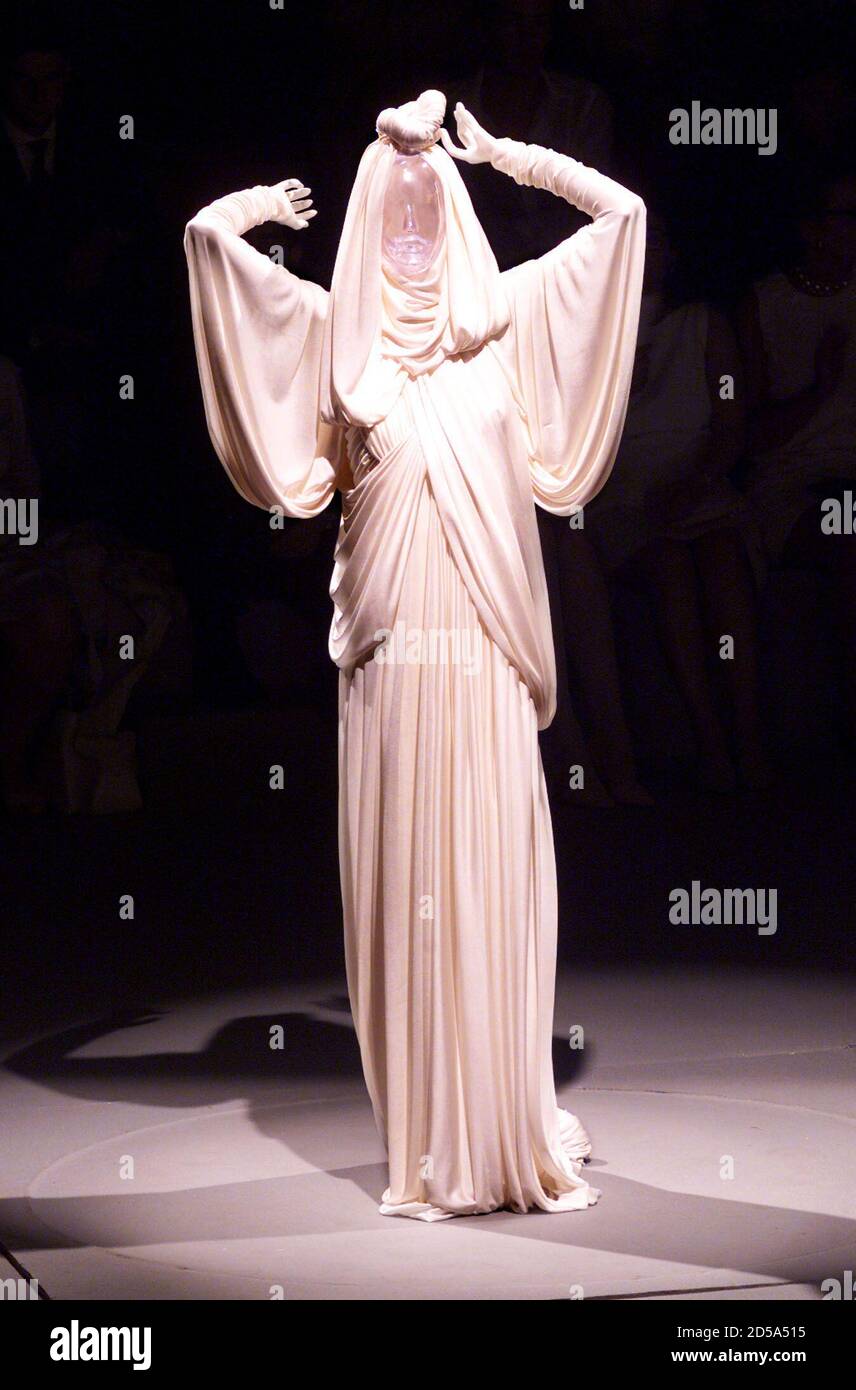 Ein weißes phantomähnliches Hochzeitskleid ist Teil der Givenchy  Herbst/Winter 1999/2000 High Fashion Kollektion, die im Juli 18 komplett  mit Plastikfiguren präsentiert wurde, die aus Falltüren auf der Bühne  erschienen und nur von
