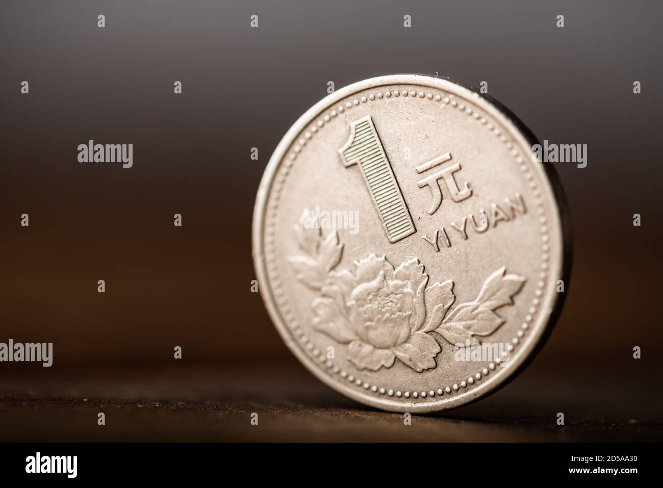 Chinesische 1 Yuan Münze auf dem Schreibtisch Stockfoto