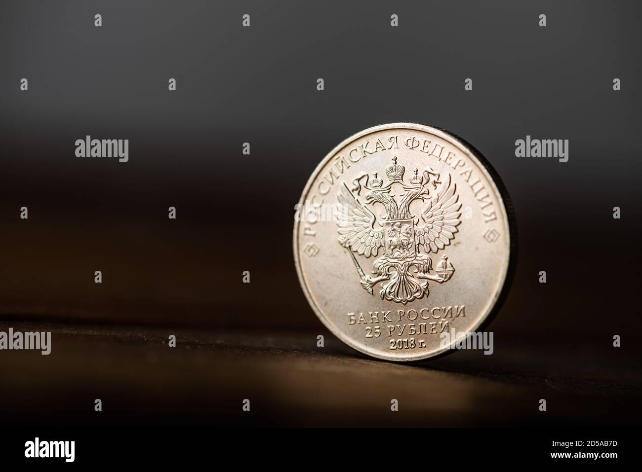 Eine russische Rubel-Münze auf dem Schreibtisch Stockfoto
