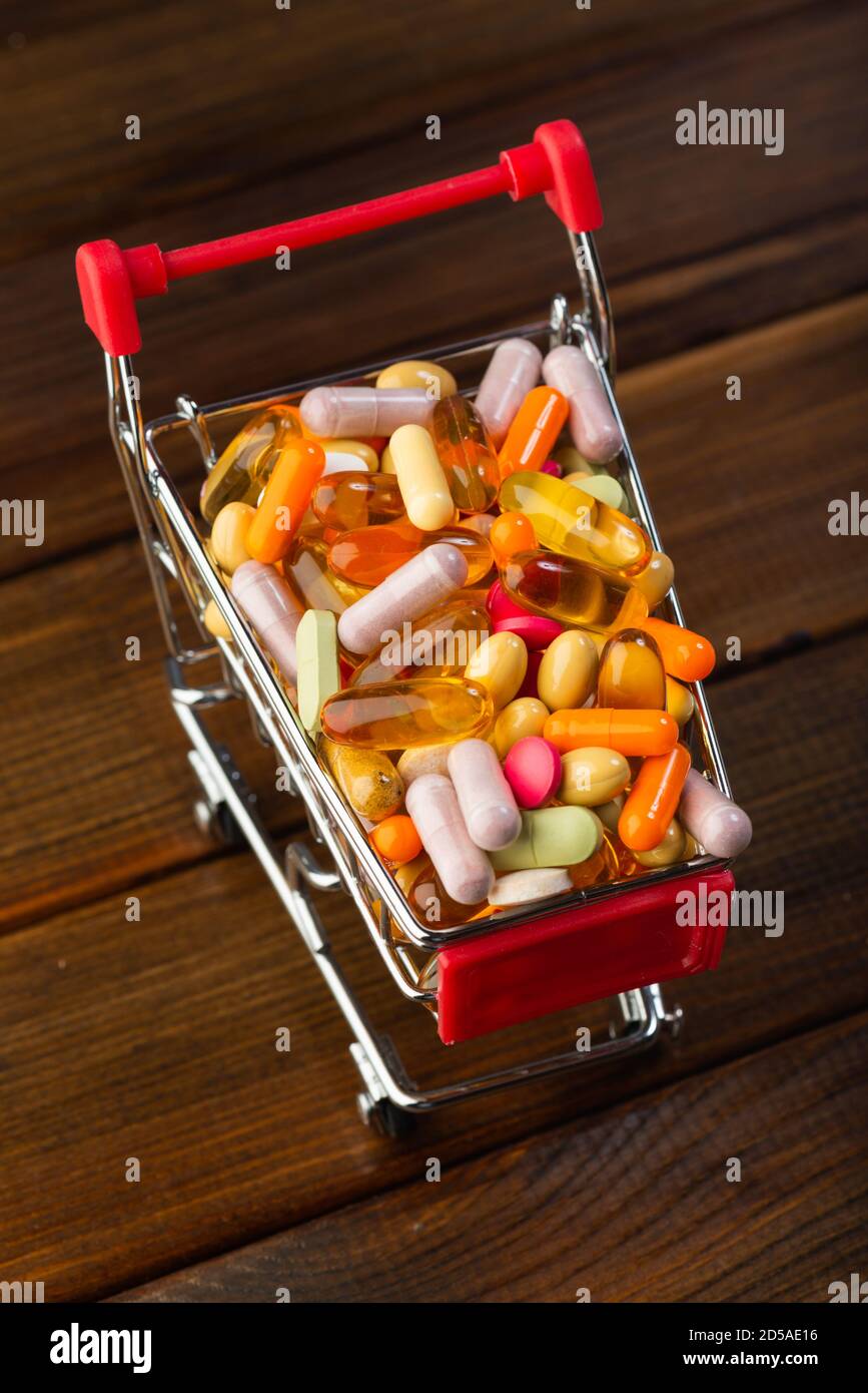 Medizinkonzept. Verschiedene Kapseln und Medikamente im Shop Trolley Stockfoto