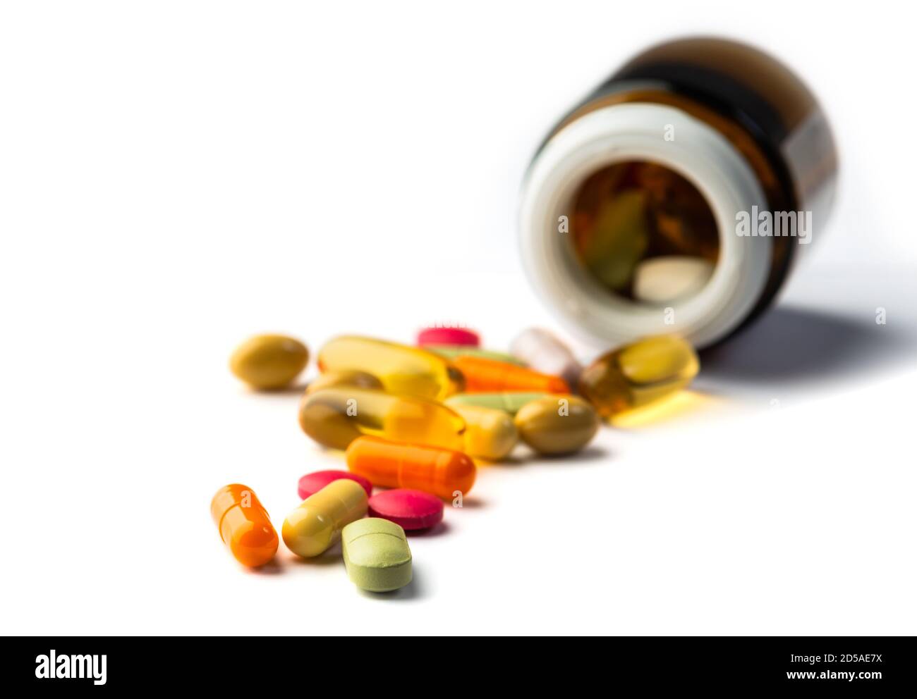 Verschiedene pharmazeutische Medizin Pillen verschüttet aus einer Flasche auf Ein weißer Hintergrund Stockfoto