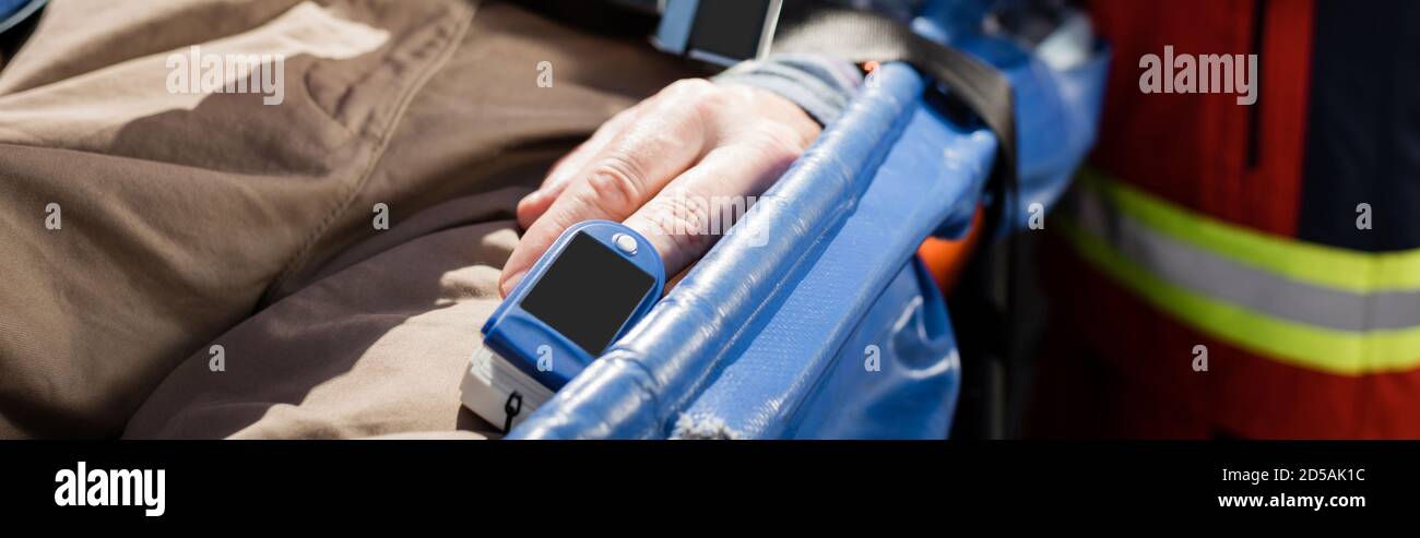 Website-Header des älteren Mannes mit Herzfrequenzsensor liegt Auf der Trage Stockfoto