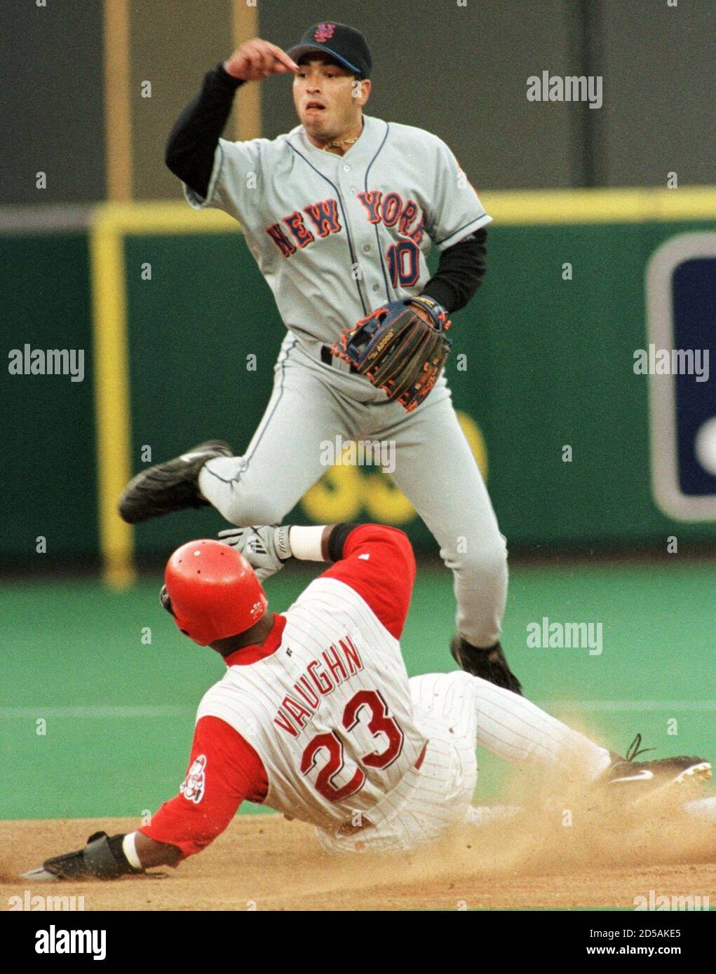 New York Mets Shortstop Rey Ordonez (oben) vermeidet einen harten Rutsch von Cincinnati Reds' Greg Vaughn, um das Doppelspiel während des zweiten Spiels am 20. April im Cinergy Field in Cincinnati, Ohio, abzuschließen. JPS/JP/WS Stockfoto