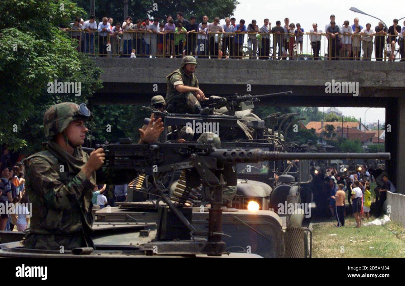 Zivilisten jubeln wie sie die Straßen der Hauptstadt säumen ein großer  Konvoi von United States Marines vorbei durch die Stadt auf dem Weg zur  Grenze Kosovo 13 Juni. Die 26. Marine Expeditionary