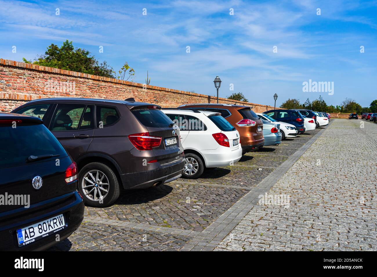 Geparkte Autos entlang einer gepflasterten Straße in Alba Iulia, Rumänien, 2020. Stockfoto