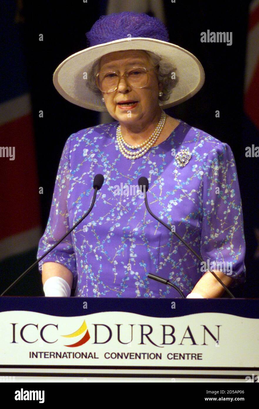 Die britische Königin Elizabeth II. Spricht im November 12 bei der Eröffnungszeremonie im Stadtzentrum von Durban die Staats- und Regierungschefs von Commonwelth an. Die Königin ist in Südafrika fünf Tage offiziellen Besuch. ??» Stockfoto
