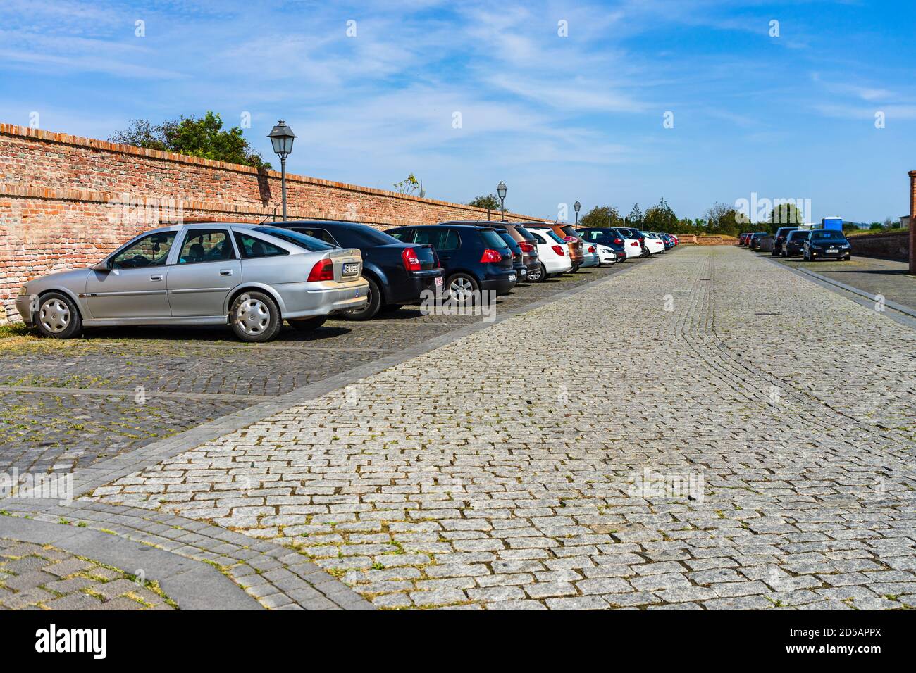 Geparkte Autos entlang einer gepflasterten Straße in Alba Iulia, Rumänien, 2020. Stockfoto