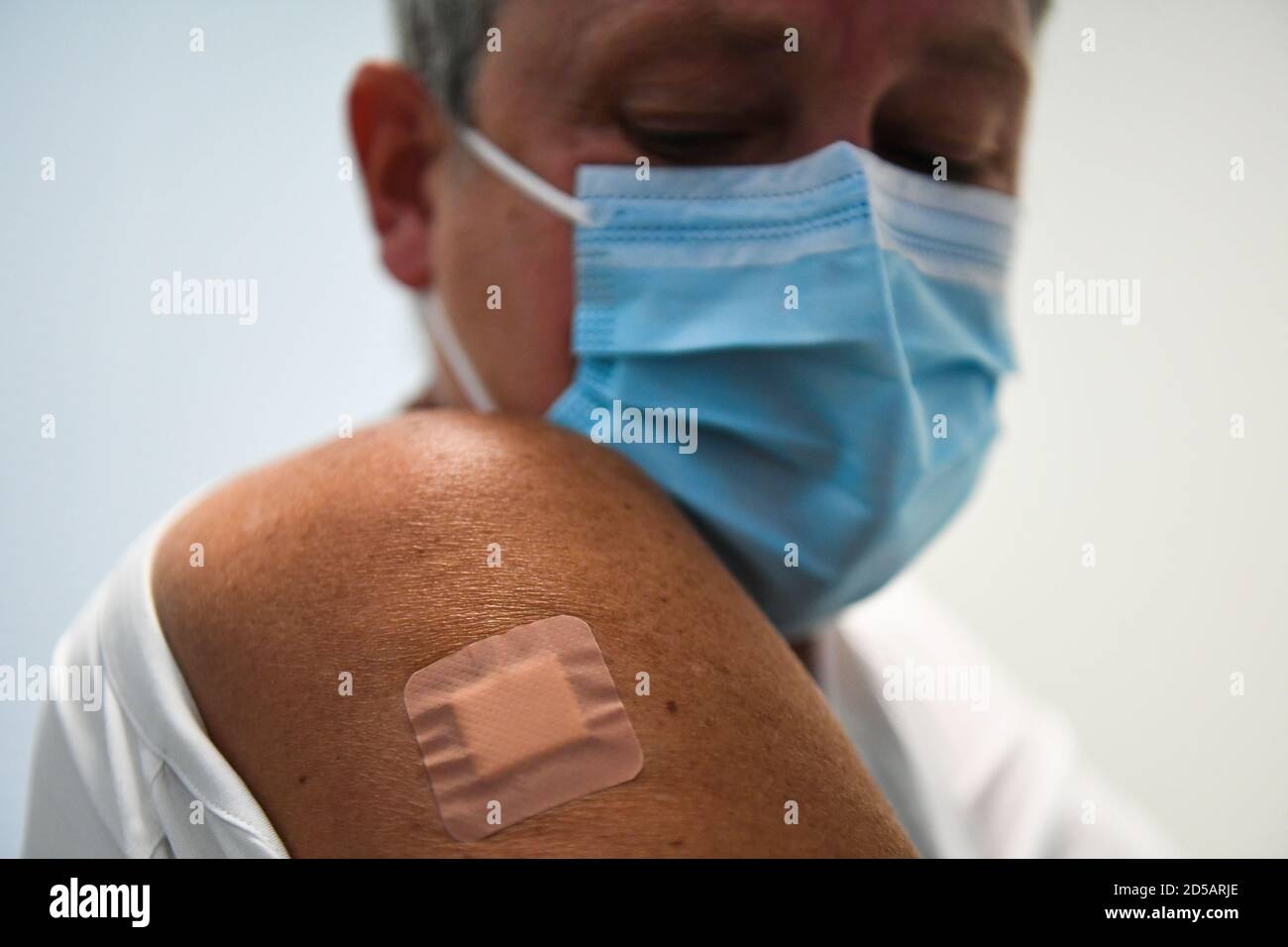 Kate Bingham, Vorsitzende der Impfeinheit der Regierung, mit einem Pflaster auf ihrem Arm, nachdem sie ihren Novavax-Prozess im Royal Free Hospital im Norden Londons begonnen hatte. Stockfoto