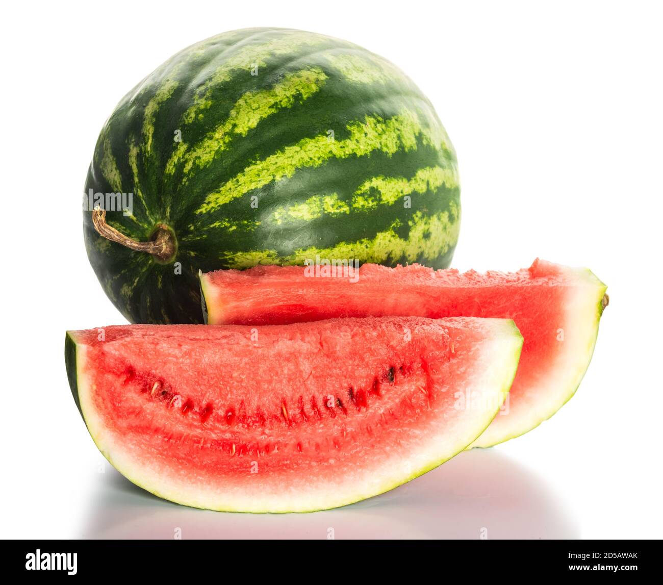 Frische Wassermelone und Scheiben Wassermelone auf weißem Hintergrund. Stockfoto