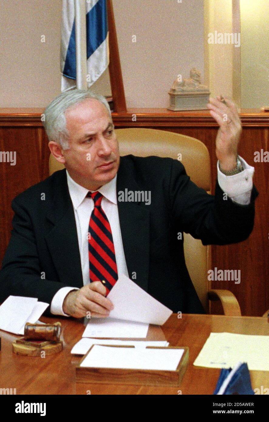 Der israelische Ministerpräsident Benjamin Netanjahu hebt die Hand, als die Kabinettssitzung am 11. November beginnt, um das von Israel und den Palästinensern am 23. Oktober in Washington unterzeichnete Wye-Friedensabkommen zu ratifizieren. Politische Quellen sagten, dass die israelischen Kabinettsminister wahrscheinlich das Abkommen billigen würden, aber eine Reihe von Bedingungen an seine Ratifizierung anhängen würden. JWH/ME Stockfoto