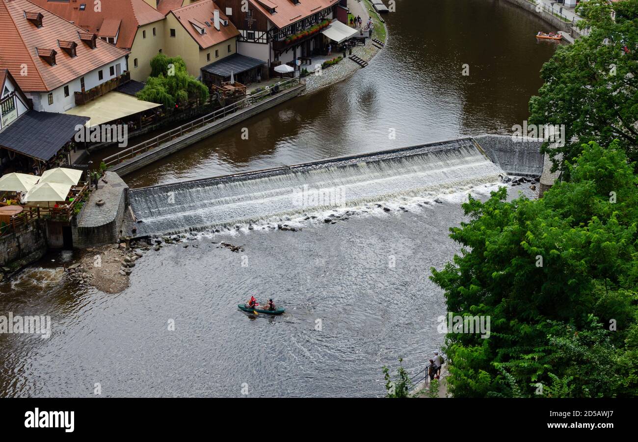 Blick auf Kajakfahrer auf der Moldau im Sommer. Rafting auf der Moldau. Südböhmen. Cesky Krumlov, Tschechische republik. Stockfoto